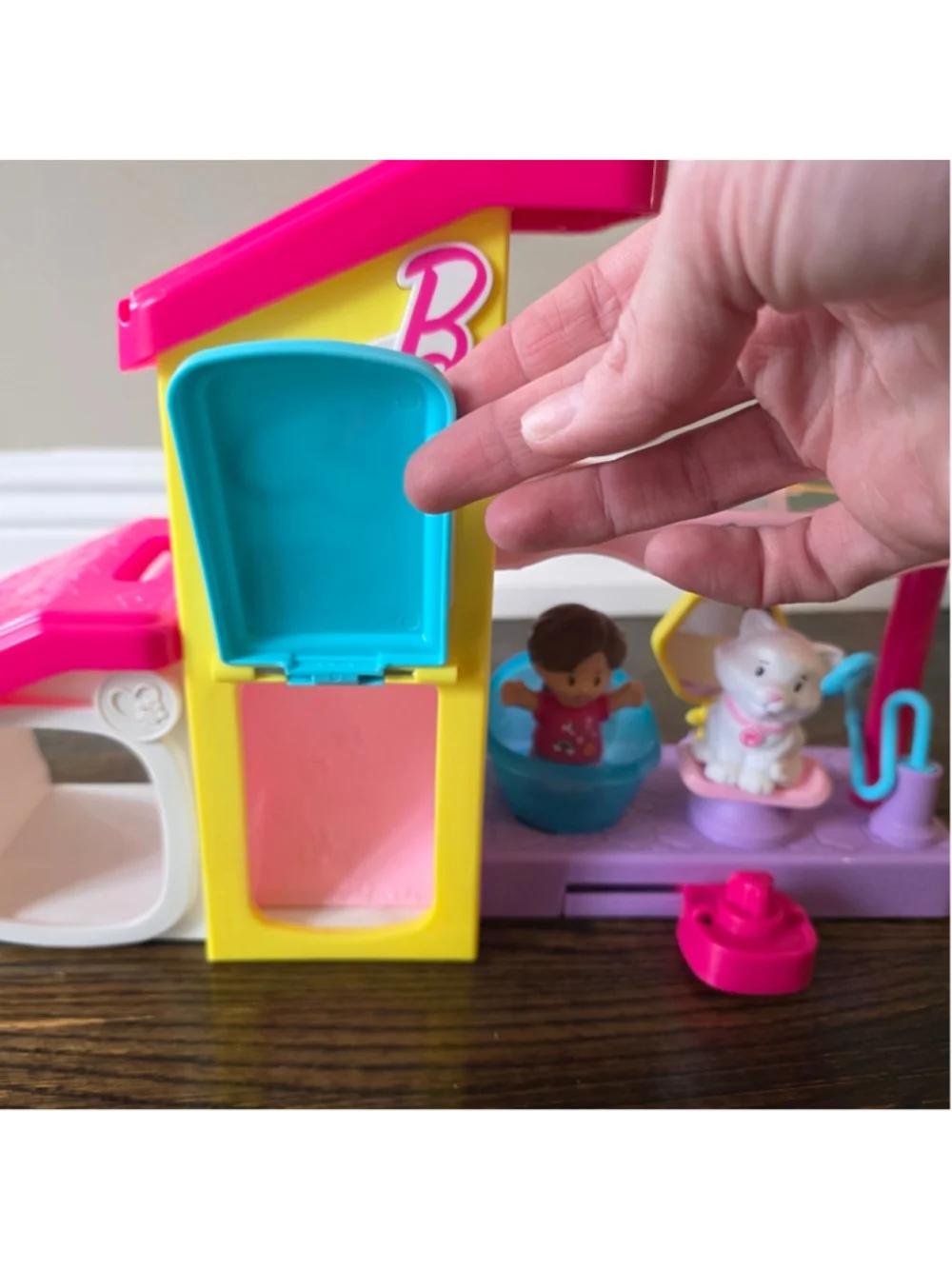 Fisher-Price Little People Barbie Pet Grooming Salon Playset w/Figure & Dog Bath